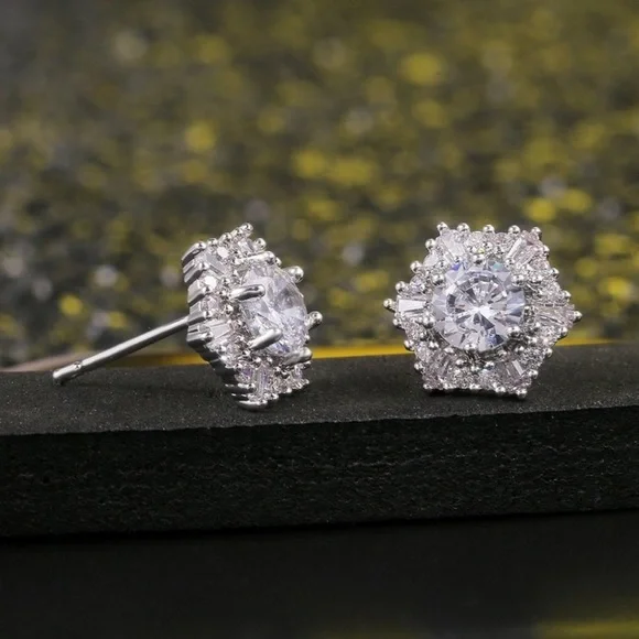18K white gold hexagon halo stud earrings - Picture 6 of 7